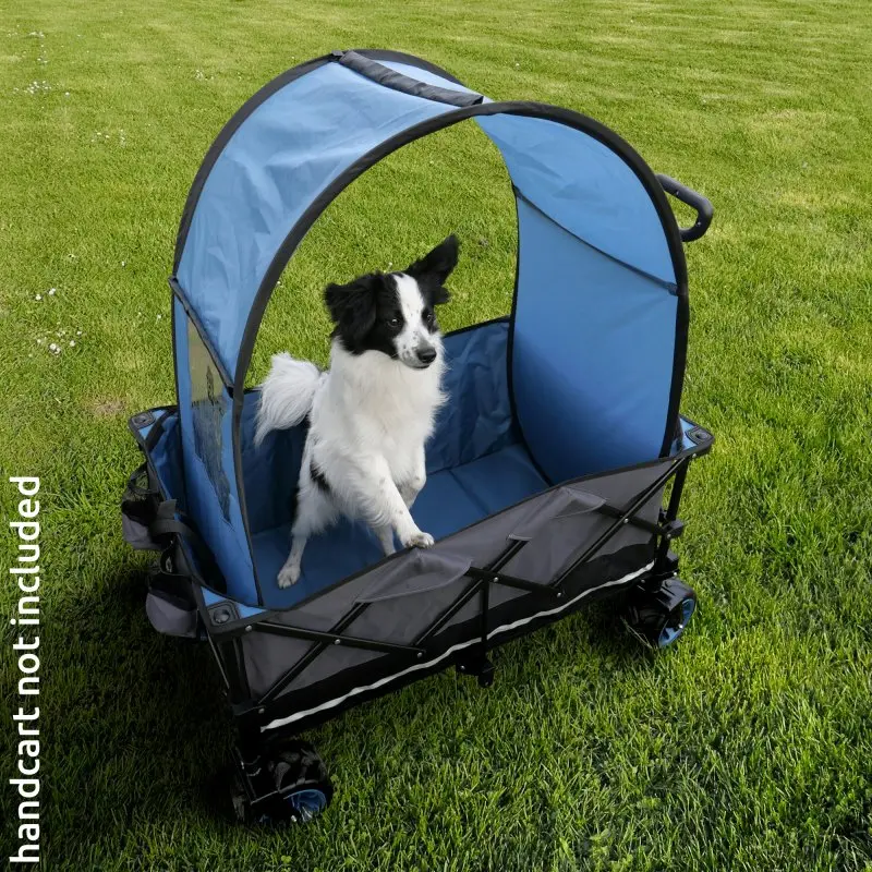Toit de soleil yourGEAR Pop Up pour chariot pliant, léger et facile à installer, avec fenêtre latérale transparente, monté sur un chariot noir et bleu, illustré en extérieur avec un chien assis à l’intérieur.