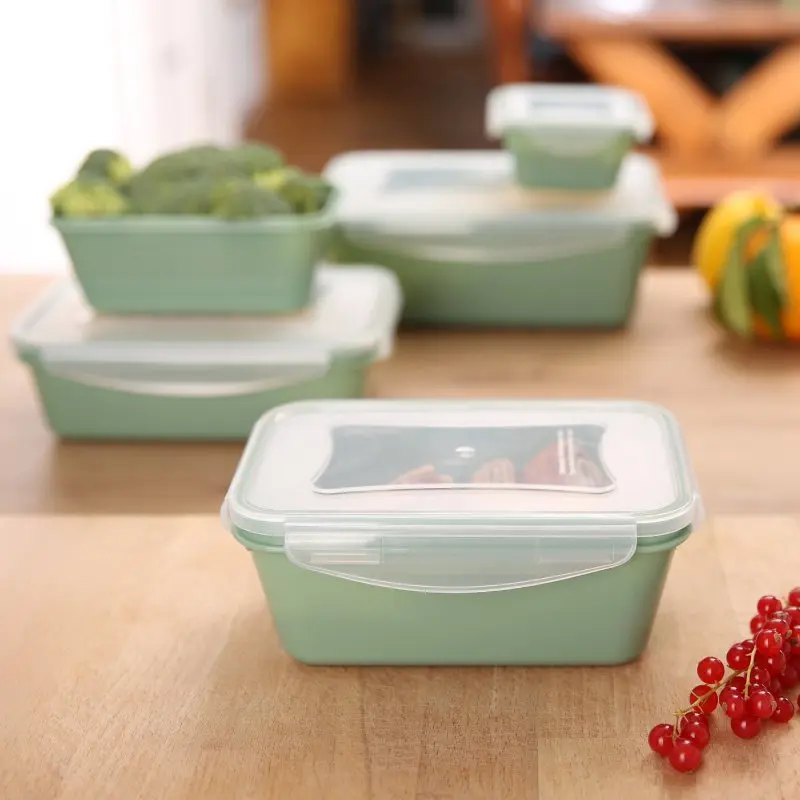 Set di 6 contenitori per alimenti your GEAR Pila da 1350 ml, impilabili, in plastica verde con coperchi trasparenti, adatti a frigorifero, microonde e lavastoviglie, mostrati su un tavolo da cucina.