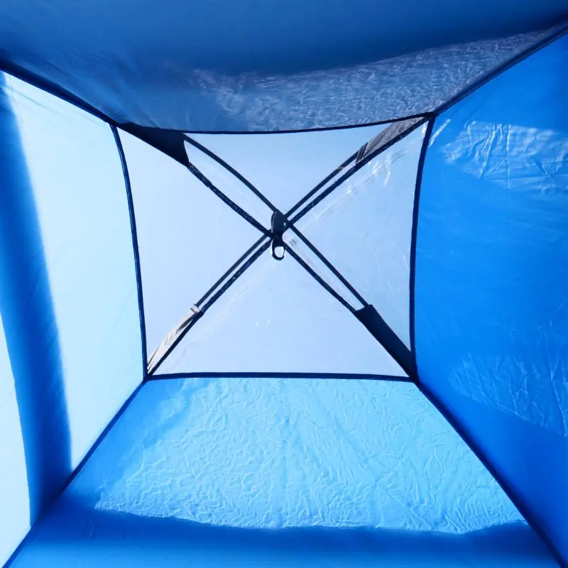 Vue intérieure du toit du your GEAR Aquila, montrant la grande coupole lumineuse avec structure croisée, tissu bleu imperméable et coutures renforcées, idéale pour douche, vestiaire ou cuisine en camping.