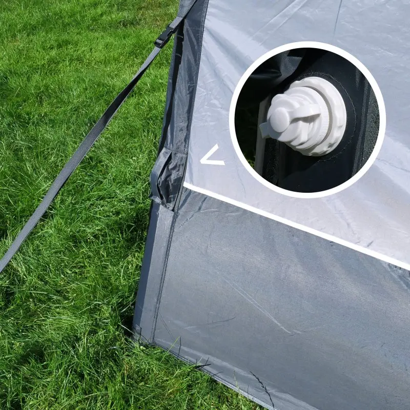 Auvent gonflable your GEAR Otranto Air 380 x 250 cm, détail de la valve de gonflage et sangle d’ancrage, toile grise montée sur herbe, idéal pour caravane ou camping-car, protection solaire.