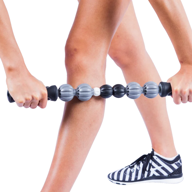 Bâton de massage musculaire Spirit avec poignées noires, rouleaux gris et noirs, utilisé pour l’automassage des jambes après l’entraînement, favorisant la récupération musculaire et la détente.