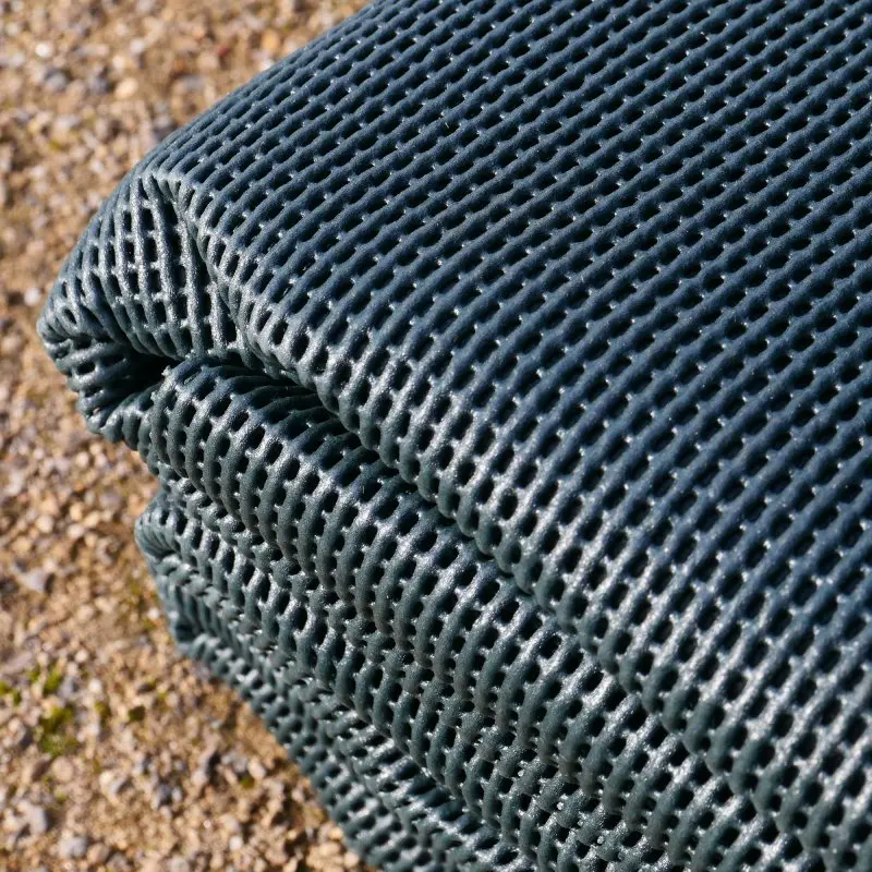 Gefalteter your GEAR Outdoor Soft Carpet 300 x 400 cm, dunkelgrauer Vorzeltteppich mit offenporigem, luft- und wasserdurchlässigem Schaummaterial, grobes Gewebe, ideal für Camping und Wohnwagen.