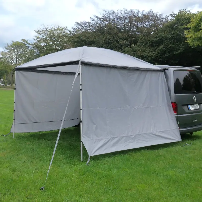 Auvent your GEAR Parasol gris 260x260 cm avec deux parois latérales, monté sur un camping-car VW, structure en aluminium télescopique, offrant ombre et protection, idéal pour vans et fourgons aménagés.