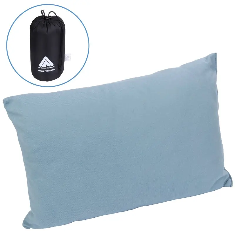 Coussin de voyage bleu 10T Deluxe Pillow 40x30x10 cm en polaire douce, léger, avec housse noire de transport. Idéal pour camping, auto et train. Housse visible dans l’encadré en haut à gauche.