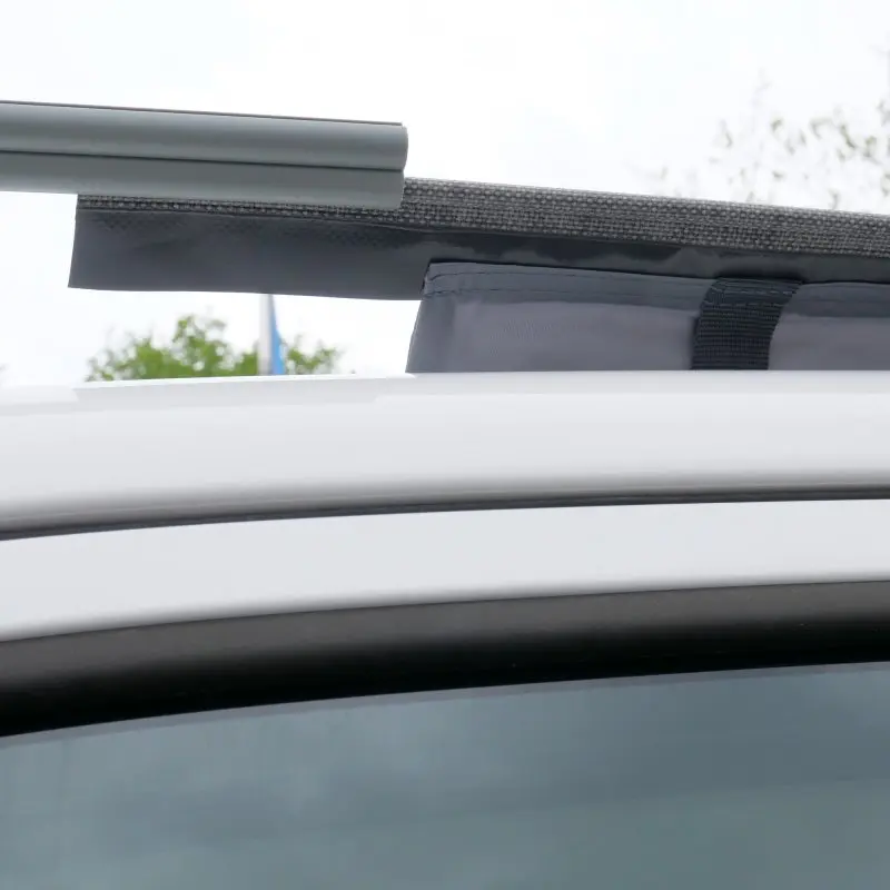 Magnetische Kederleiste yourGEAR am Fahrzeugdach befestigt, ideal für Bus-Vorzelte und Sonnensegel; Detailaufnahme der Schiene auf weißem Van, zeigt stabile Montage und Materialbeschaffenheit.