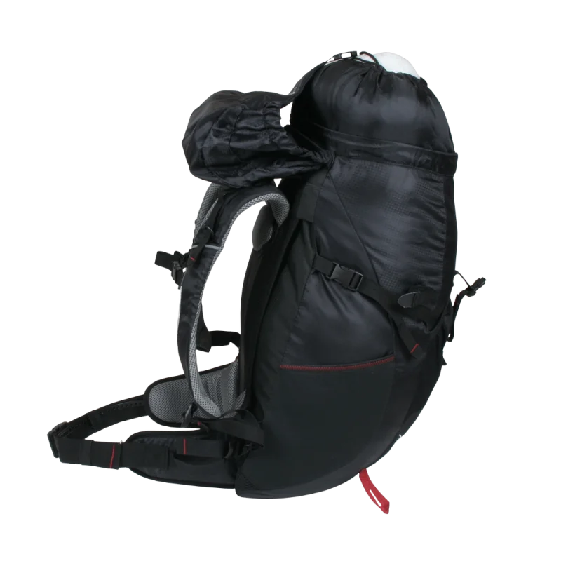 Mochila 10T Towa de 30L negra para senderismo, con sistema de ventilación en la espalda, cinturón ajustable, bolsillos laterales y funda impermeable visible en la parte superior. Ideal para trekking y excursiones.