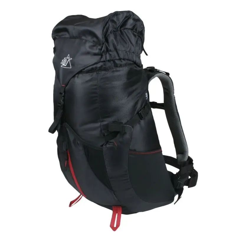 Mochila 10T Towa de 30 litros en color negro, ideal para senderismo, con sistema de ventilación en la espalda, correas ajustables, bolsillos laterales y detalles reflectantes. Incluye funda impermeable.