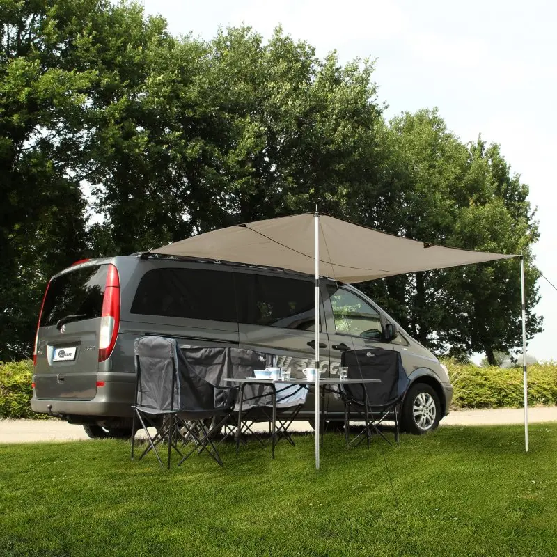 Toldo de algodón your GEAR TC 260 x 240 cm montado en una furgoneta, con dos postes de aluminio, proporcionando sombra sobre una mesa y sillas de camping al aire libre. Ideal para autocaravanas y vans.