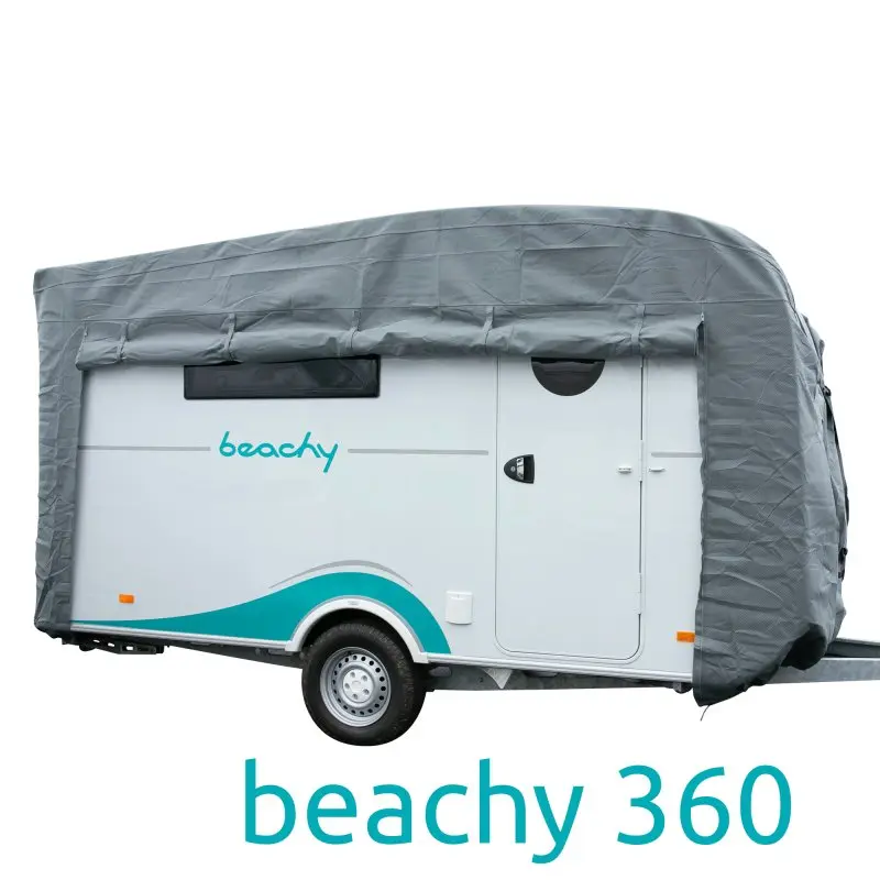 Funda protectora gris your GEAR Naro M de 4 capas, cubriendo completamente una caravana Hobby beachy 360, mostrando material resistente y ajuste preciso, ideal para protección contra el clima.