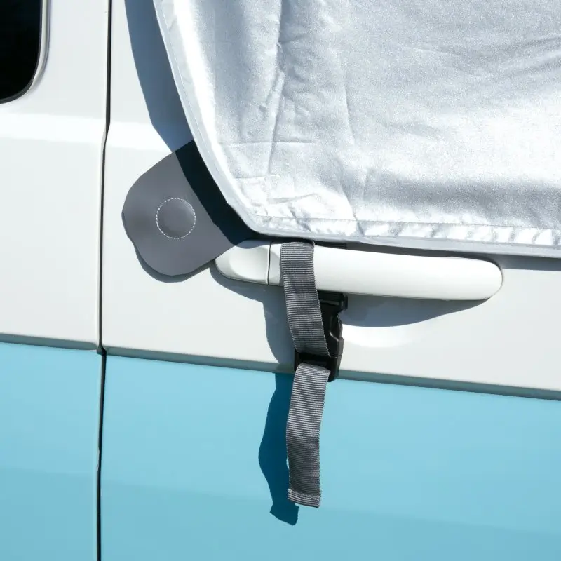 Sonnenschutzmatte your GEAR Sanremo für VW T5 T6 T6.1, silber-reflektierend, mit Befestigungsgurt an Türgriff, schützt Front- und Seitenscheiben vor Sonne und Blicken, Detailaufnahme am Fahrzeug.