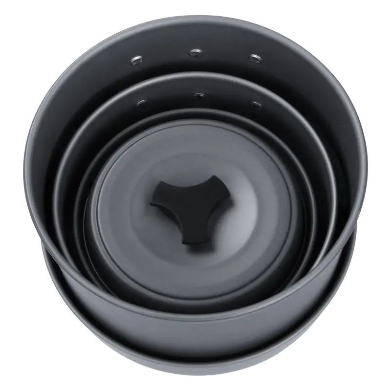 Set de casseroles et poêles empilées your GEAR Ranger V, 7 pièces, en aluminium gris, idéal pour camping 4-5 personnes, avec couvercles et poignées noires, présenté dans un filet de transport.