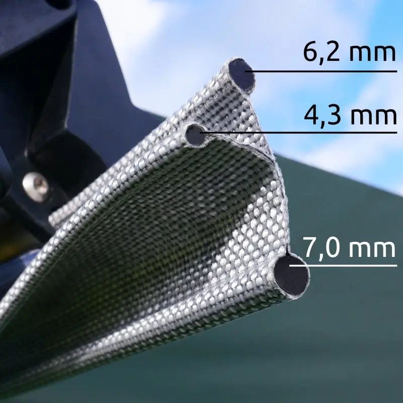 Primer plano de la pared frontal your GEAR Capri Sun Blocker con tejido gris, mostrando los tres tubos de keder de 6,2 mm, 4,3 mm y 7,0 mm para la fijación en la guía de la marquesina. Ideal para protección solar.