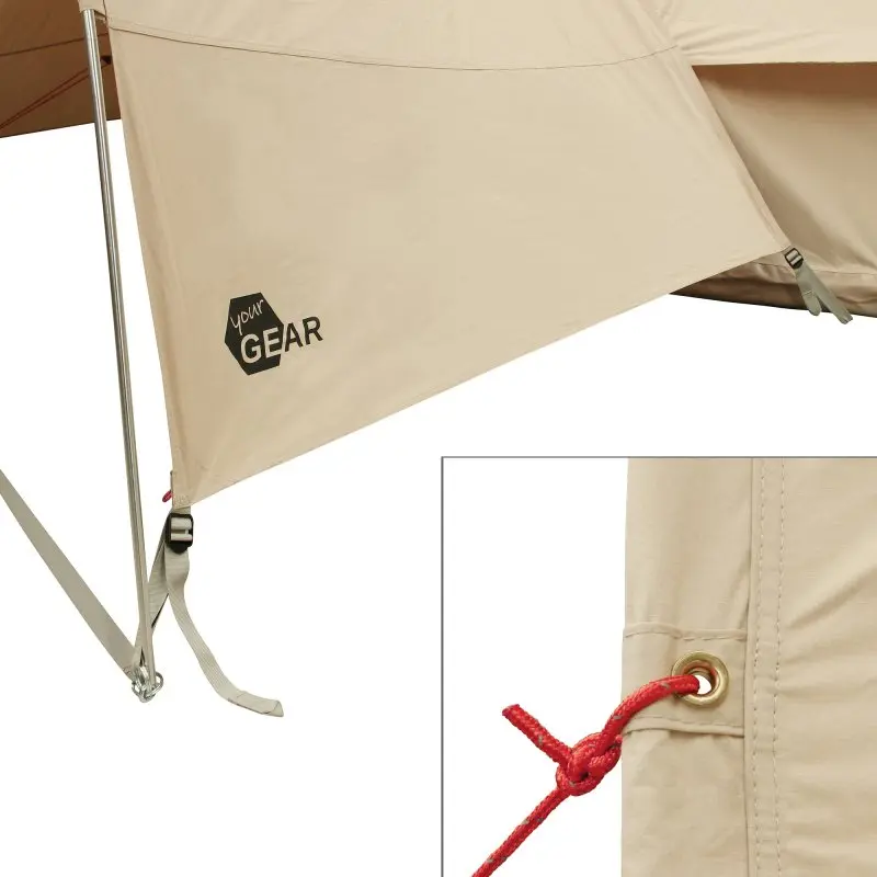 Detailaufnahme vom your GEAR Desert 8 Pro Baumwoll-Tipi-Zelt in Beige mit stabilem Vordach, robusten Nähten, Metallösen und Abspannseil, Logoaufdruck und UV50+ Schutz, optimal für Familien-Camping.