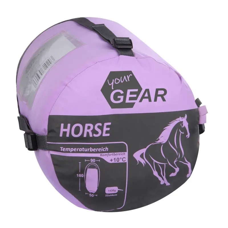 Sac de couchage enfant yourGEAR Horse, couleur rose et grise, motif cheval, forme momie, 180x90 cm, 300 g/m², adapté pour l’été, visible enroulé dans sa housse de transport avec détails techniques imprimés.