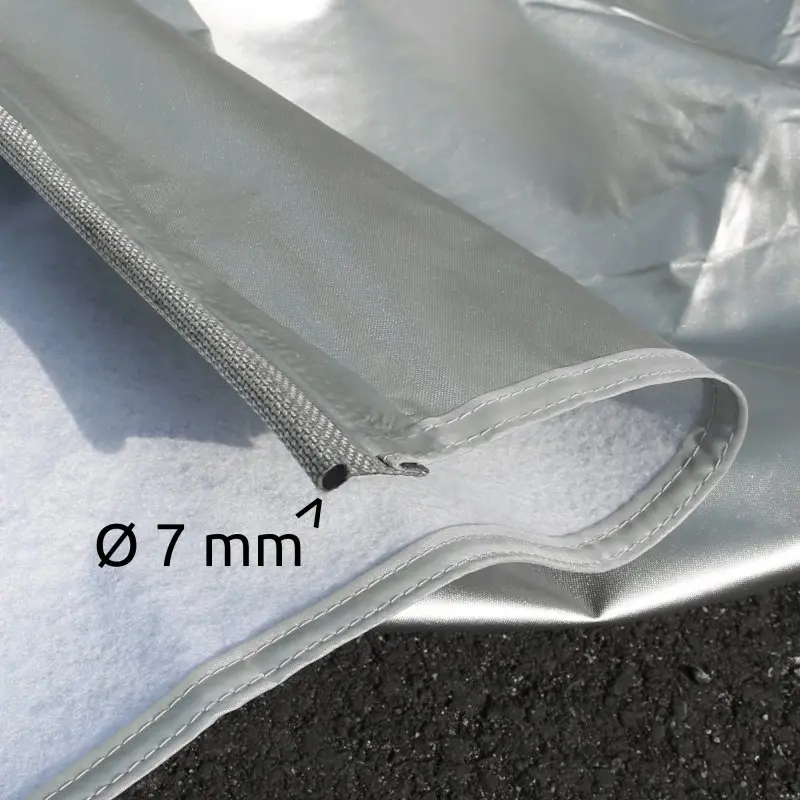 Markise your GEAR Padua 140x70 cm für Wohnwagen, Detailaufnahme der silbernen, reißfesten Plane mit 7 mm Keder, zeigt robuste Nähte und wetterbeständiges Material für UV 80+ Sonnenschutz.