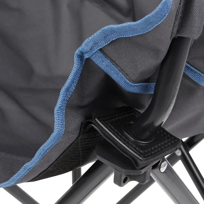 Dettaglio del yourGEAR Bari Camping Faltstuhl: tessuto resistente grigio con bordo blu, struttura in metallo nero incrociato e cuciture rinforzate per maggiore stabilità, ideale per uso outdoor.