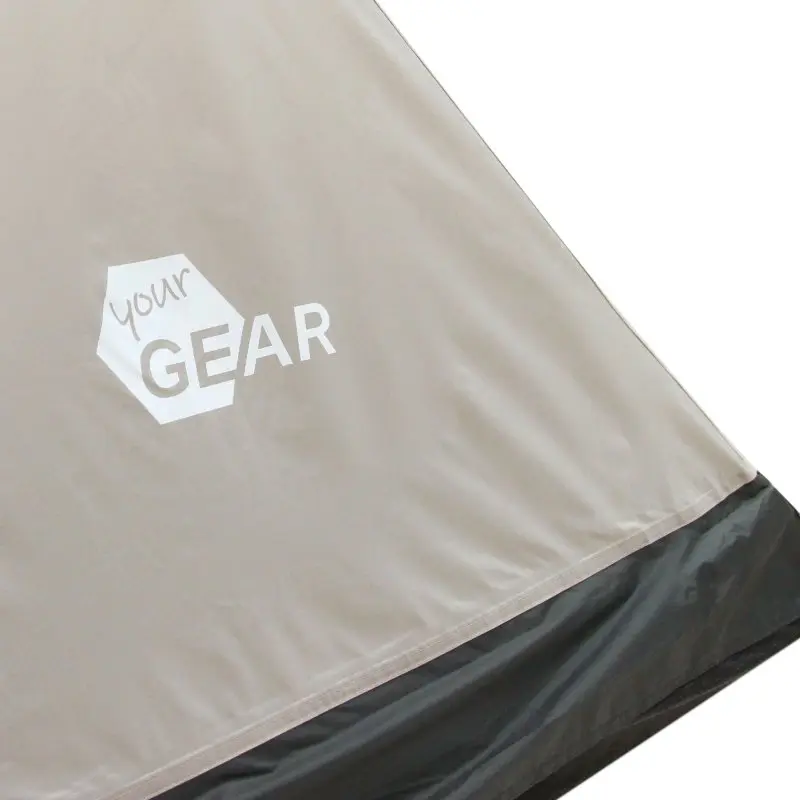 Tente tipi your GEAR Lido 370 pour 4 personnes, tissu beige avec logo, fond noir, coutures soudées, idéale camping, sol cuvette, protection insectes, imperméable 5000 mm, adaptée famille et groupe.