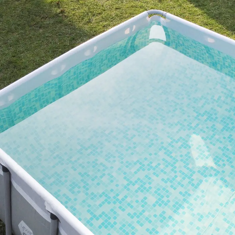 Piscina familiar your GEAR de 3x2x1 m con estructura de acero, exterior gris claro y blanco, interior con diseño de mosaico azul y blanco, ideal para jardín o terraza, resistente y espaciosa.