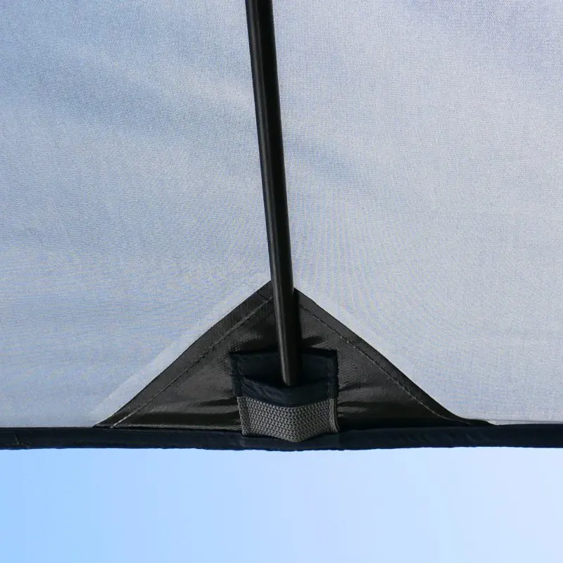 Detailaufnahme des your GEAR Riviera 300 Vorzelts: stabile Zeltplane mit verstärkter Ecke und eingestangtem Gestänge, wetterfestes Material, ideal als Sonnendach und Wetterschutz für Wohnwagen und Wohnmobil.