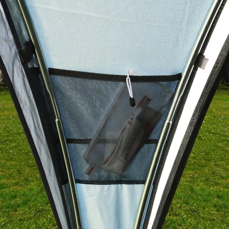 Poche de rangement en filet à l’intérieur du pavillon your GEAR Bergamo 430, montrant la structure en acier et le tissu Oxford robuste, idéale pour organiser des accessoires lors d’événements ou de camping.