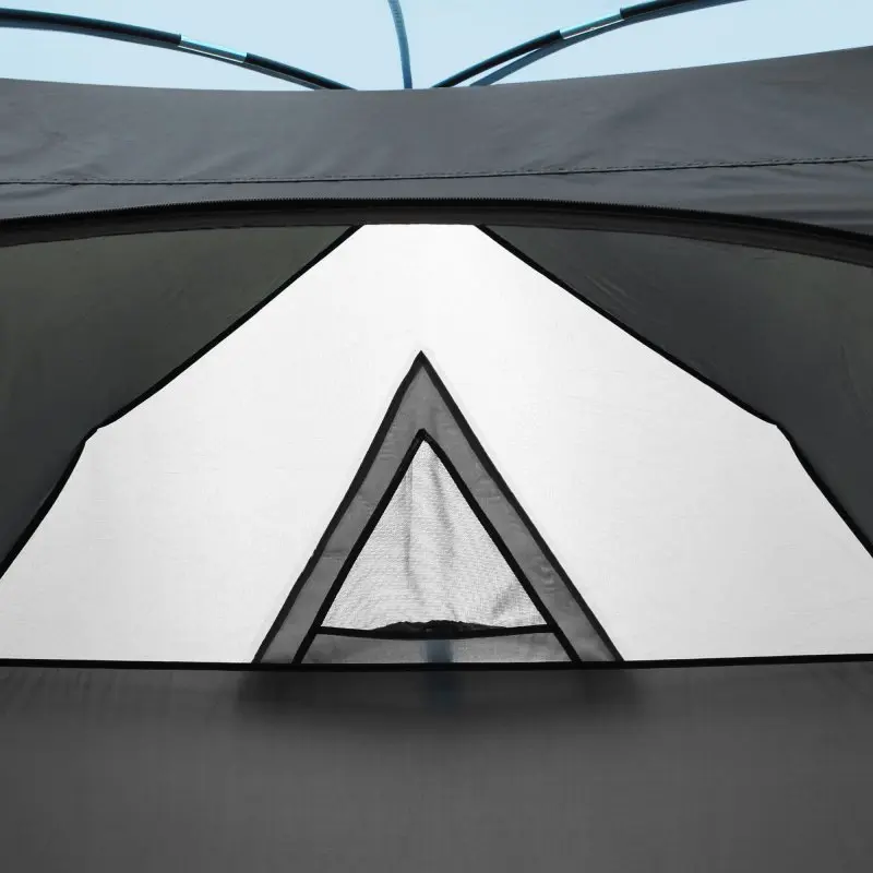 Vue intérieure du your GEAR Tivano 5, montrant une fenêtre triangulaire à moustiquaire dans la cabine du dôme, tissu gris et blanc, idéale pour la ventilation et la lumière dans une tente familiale 5 personnes.