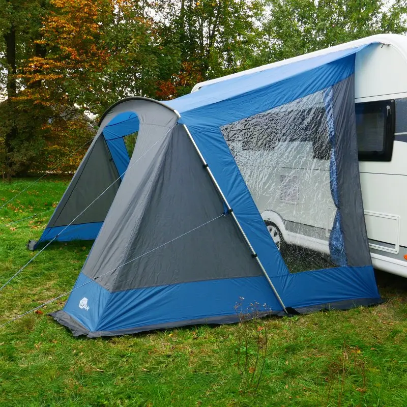 Wohnwagen Sonnendach your GEAR Sharki 330 mit Alugestänge, blau-grau, zwei große Seitenfenster aus Klarsichtfolie, aufgebaut an einem Caravan, ideal als Vorzelt für Camping und Kurzurlaube.