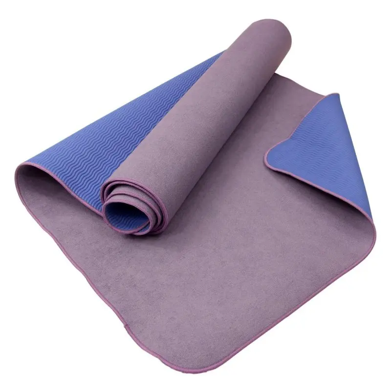 Carnegie Yoga Handtuch Matte 175x60 cm, lila Mikrofaser-Oberfläche, rutschfeste blaue Unterseite, abgerundete Ecken, ideal für Yoga, Pilates und Fitness, strapazierfähig und besonders griffig.
