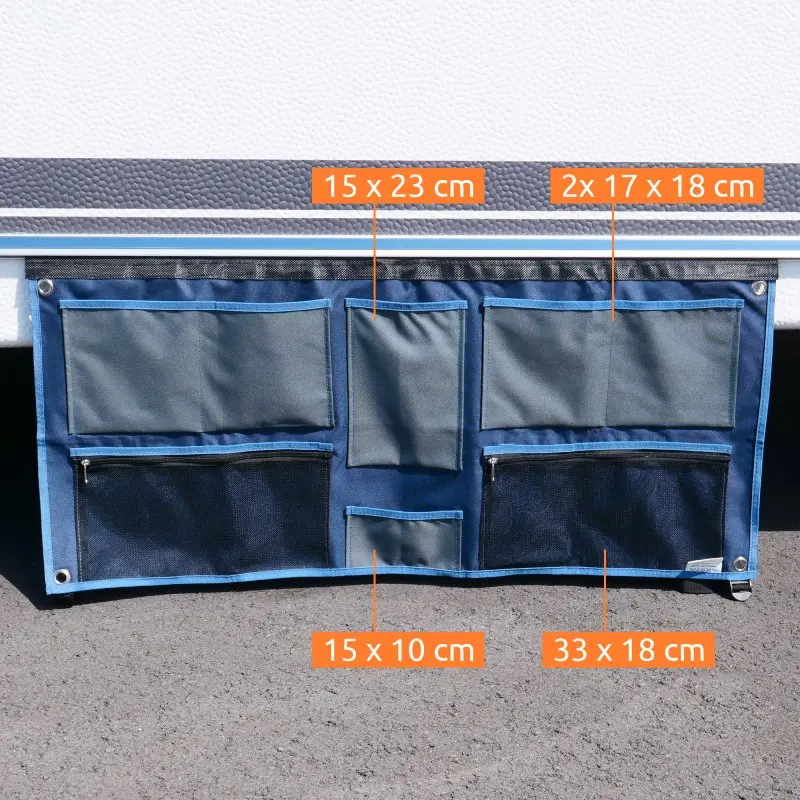 your GEAR Caravan Organizer Wide, Hängeregal mit 6 Fächern in verschiedenen Größen, aus robustem Material, zur Befestigung am Wohnwagen oder Zelt, Maße und Fächer mit Größenangaben sichtbar.