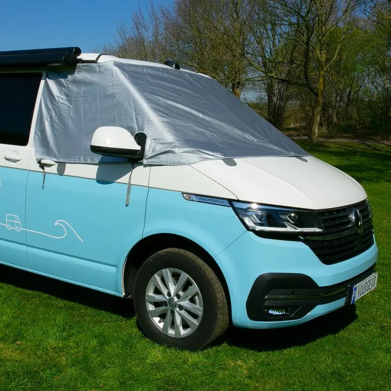Sonnenschutzmatte your GEAR Sanremo, silber-reflektierend, blickdicht, auf Front- und Seitenscheiben eines VW T6 California angebracht, schützt vor Sonne und Hitze, passend für VW T5, T6, T6.1.