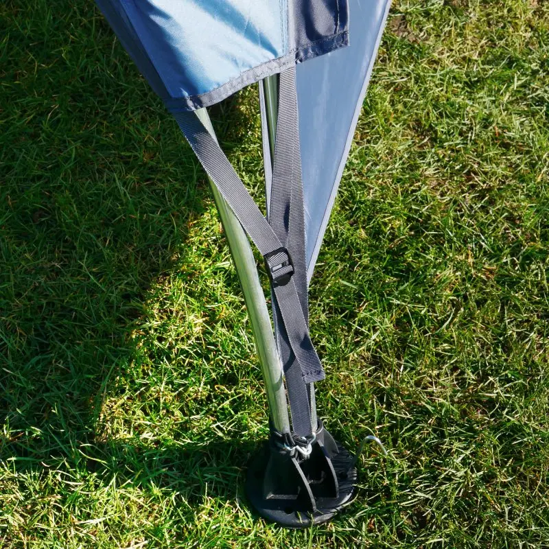 Pied de pavillon your GEAR Bergamo 430 sur gazon, structure en acier galvanisé, attaches robustes et tissu Oxford bleu imperméable, conçu pour l’extérieur, protection UV 50+, stabilité et résistance.