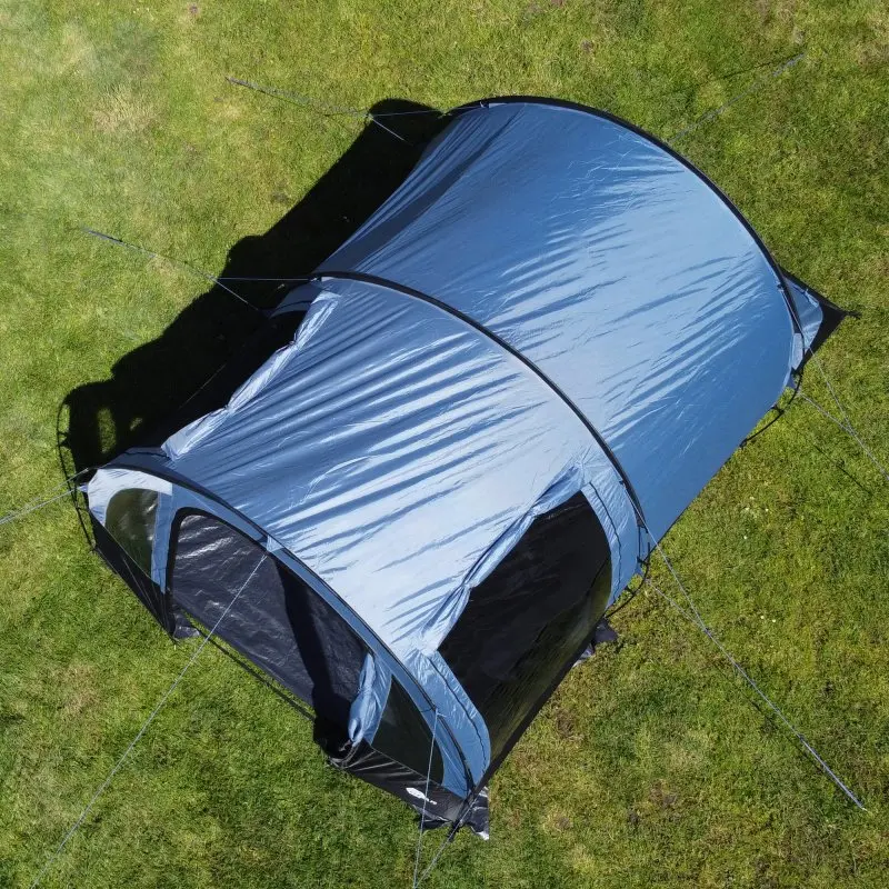 Tente tunnel familiale your GEAR Mistral 4 personnes, 410x250x190 cm, couleur gris argenté, grandes fenêtres, ventilation arrière, montée sur pelouse, protection UV 50+ et imperméabilité 3000 mm.