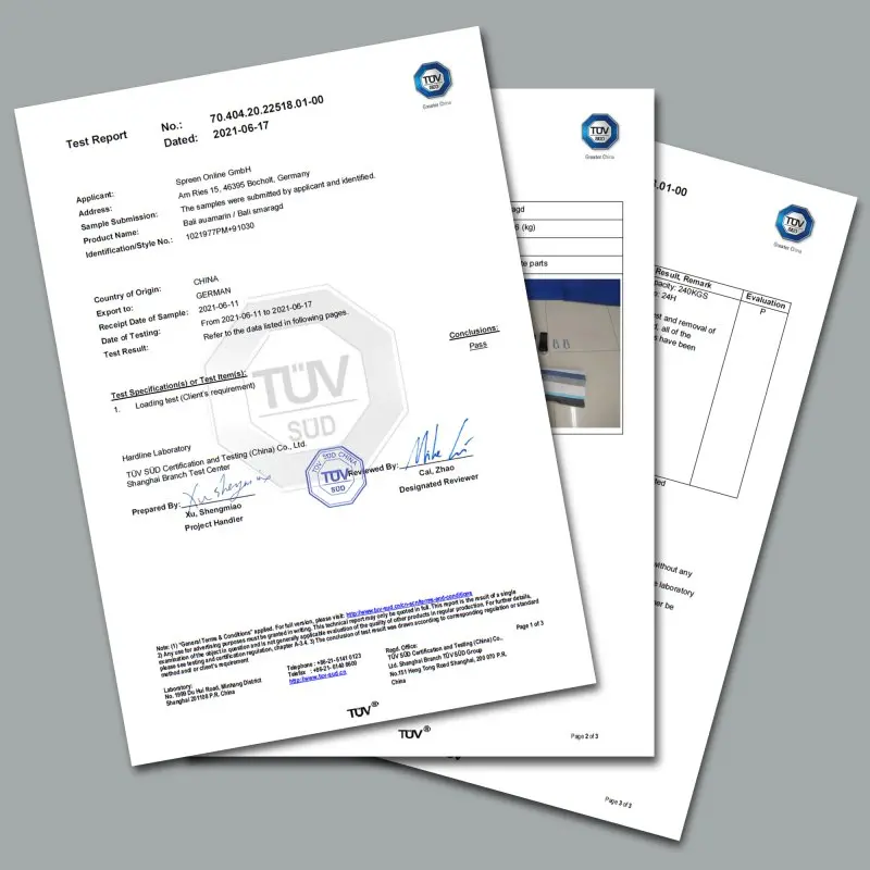 Drei übereinanderliegende TÜV-Prüfberichte auf grauem Hintergrund, die die geprüfte Belastbarkeit der yourGEAR Bali Smaragd Hängematte mit 240 kg dokumentieren, inklusive Siegel und Unterschriften.