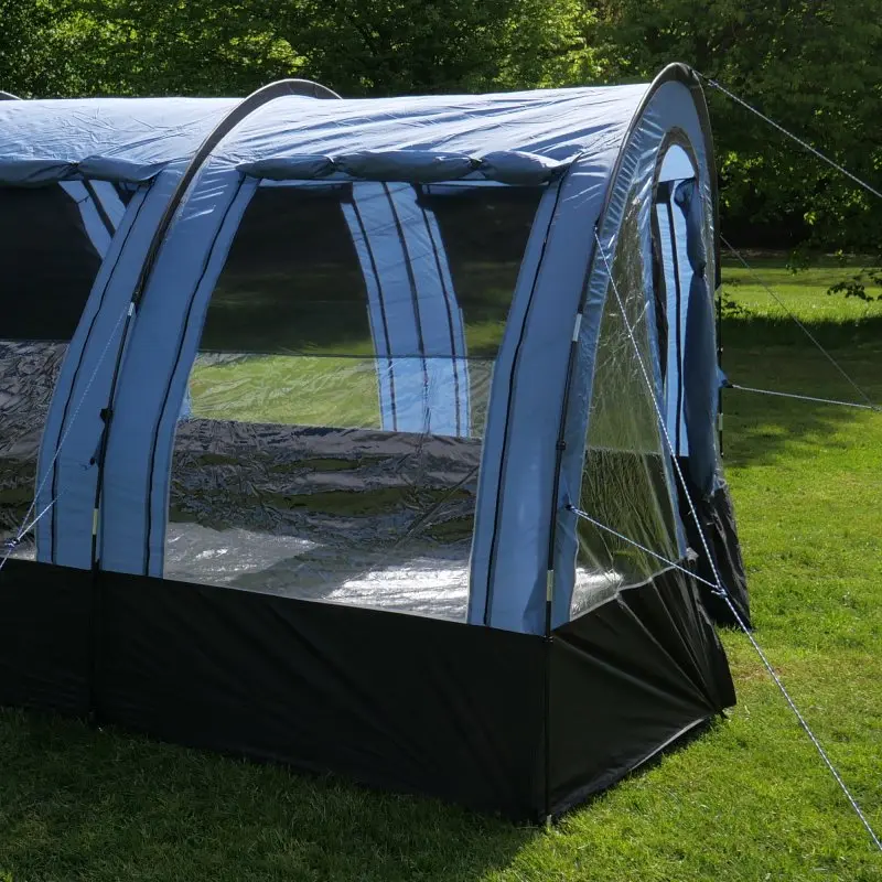 Tente tunnel familiale your GEAR Mistral 5 personnes, bleue et noire, grandes fenêtres transparentes, structure spacieuse, ventilation arrière, matériau résistant UV 50+ et imperméable 3000 mm, montée sur pelouse.