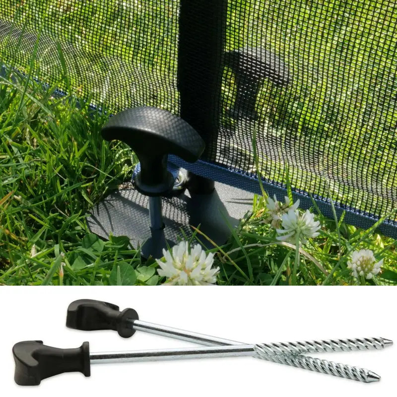 Recinzione per cani your GEAR Larino 400: dettaglio del fissaggio a terra con paletti a vite in metallo e rete nera, ideale per campeggio e giardino, modulare ed espandibile.