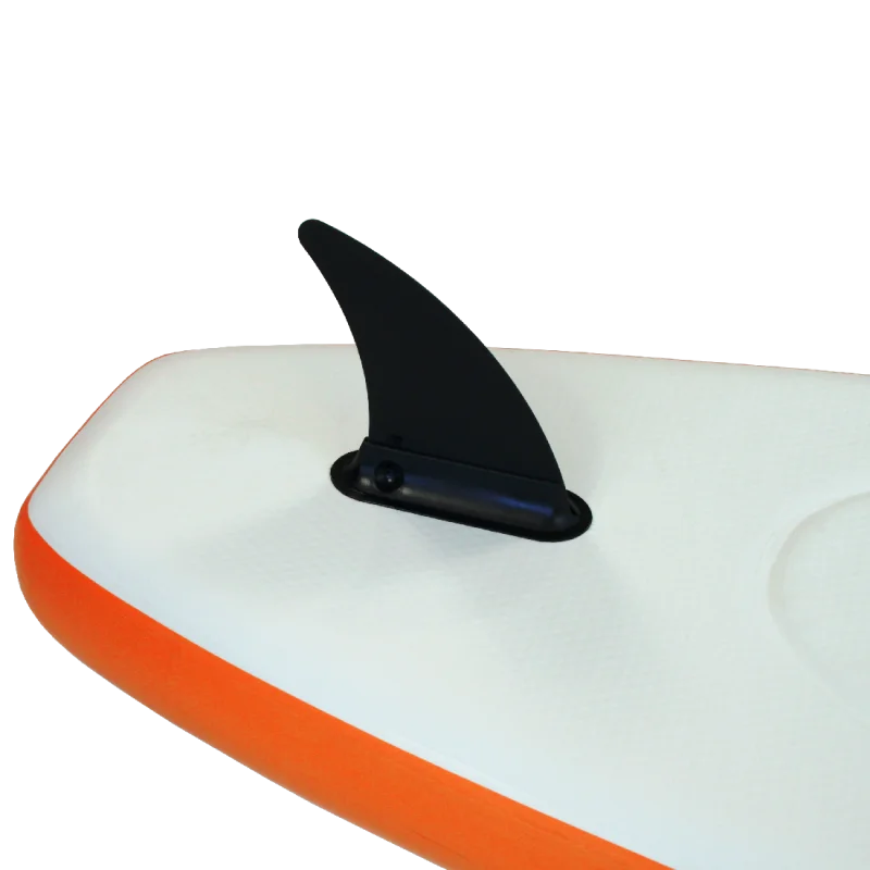 Aileron noir fixé sur une planche de stand up paddle blanche avec bordure orange.