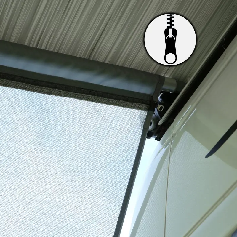 Panel lateral your GEAR Capri Side Blocker Set instalado en una marquesina de caravana, tejido transparente y resistente al viento, cierre de cremallera visible, ideal como protección solar y visual para camping.