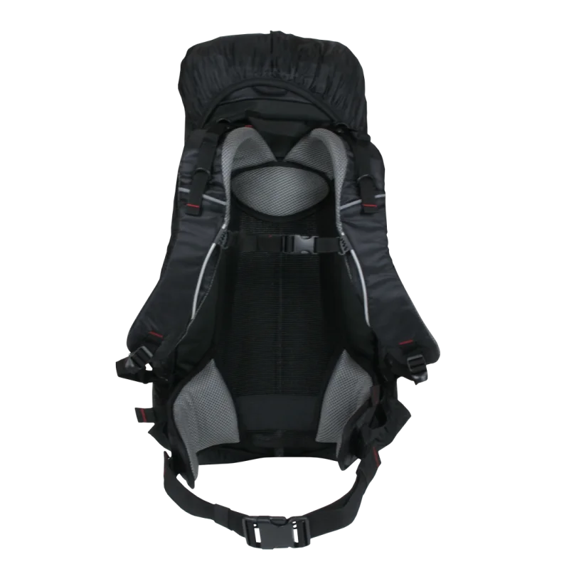 Mochila 10T Towa 30L negra vista desde atrás, con sistema de ventilación en la espalda, correas ajustables, cinturón de pecho y cadera, acolchado ergonómico y funda impermeable integrada. Ideal para senderismo.