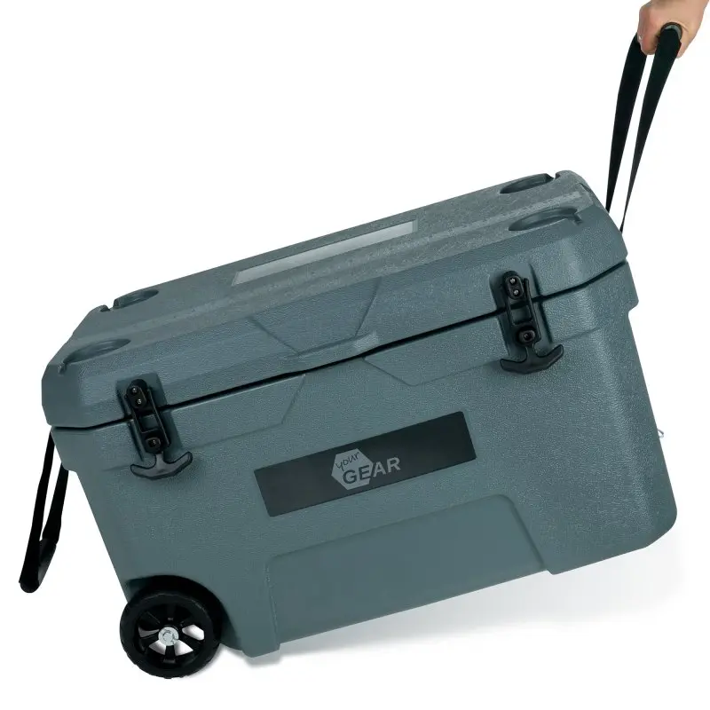 Grande glacière isotherme your GEAR Katmai 50L grise avec roulettes, deux poignées, couvercle à clips et isolation épaisse, idéale pour garder les aliments au frais jusqu’à 9 jours.
