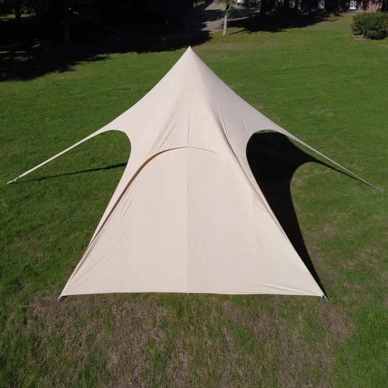 Tente étoile your GEAR Sonora beige, diamètre 10 m, hauteur 4 m, en tissu coton mélangé, structure pyramidale avec 6 points d’ancrage, installée sur pelouse, idéale pour protection solaire et événements extérieurs.