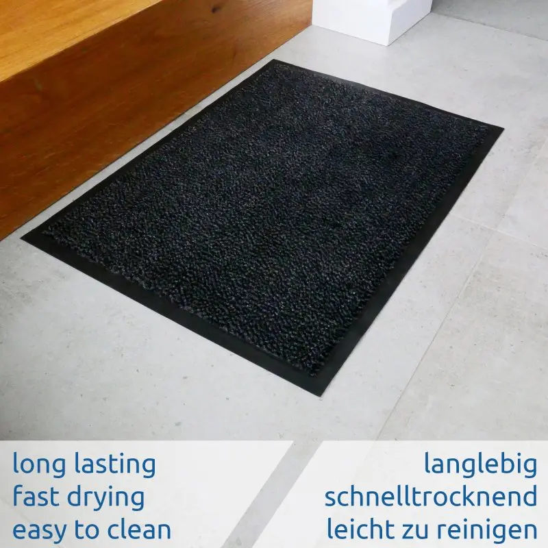Schwarze yourGEAR Schmutzfangmatte 60x45cm mit rutschfester Gummiumrandung, dichter Velours-Floor, geeignet für innen und außen, langlebig, schnelltrocknend, leicht zu reinigen, auf hellem Fliesenboden.