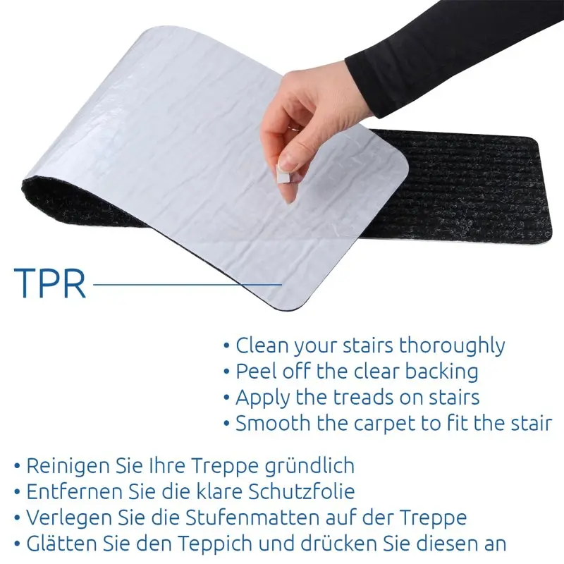 Tapis de marche d’escalier yourGEAR gris 76x20 cm, surface antidérapante, dessous TPR auto-adhésif, protection transparente à retirer, réutilisable, main montrant l’application sur une marche.