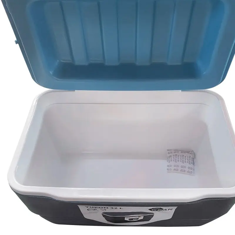 Caja isotérmica your GEAR Yukon de 32 L abierta, interior blanco espacioso y tapa azul, ideal para conservar hielo y alimentos fríos durante más de 47 horas. Diseño robusto de materiales aislantes.