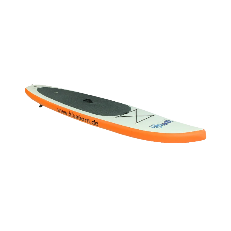 Planche de stand up paddle gonflable blanche avec bord orange, surface antidérapante noire et filet de rangement à l’avant.