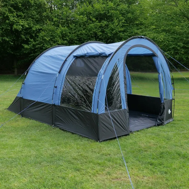 Tente tunnel familiale your GEAR Mistral 4 personnes, 410x250x190 cm, couleur bleu-noir, grandes fenêtres transparentes, entrée spacieuse, montage avec arceaux, installée sur pelouse verte, adaptée camping et protection UV.