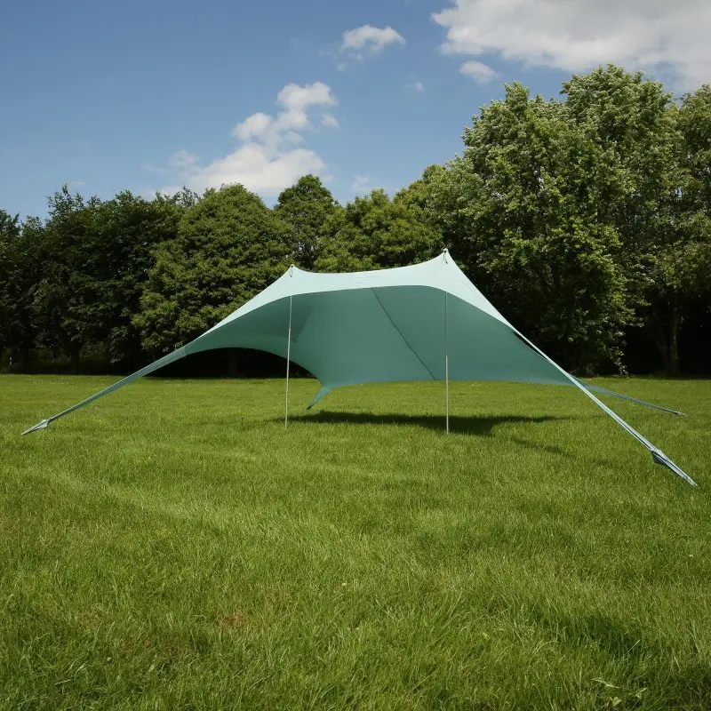 Tente de plage XXL your GEAR Cameo 3 x 3 m en lycra bleu clair, montée sur une pelouse, offrant une grande zone d’ombre avec protection UV 50+, idéale pour plage ou pique-nique.
