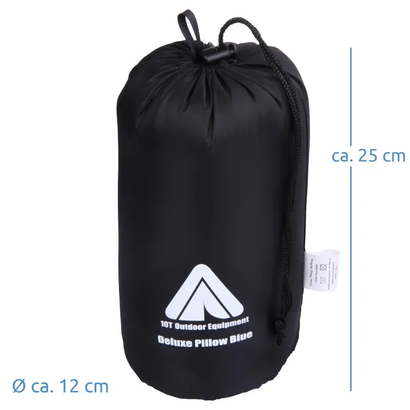 Oreiller de voyage 10T Deluxe Pillow Blue compressé dans un sac de transport noir, dimensions environ 25 cm de hauteur et 12 cm de diamètre, logo 10T Outdoor Equipment visible sur le sac.