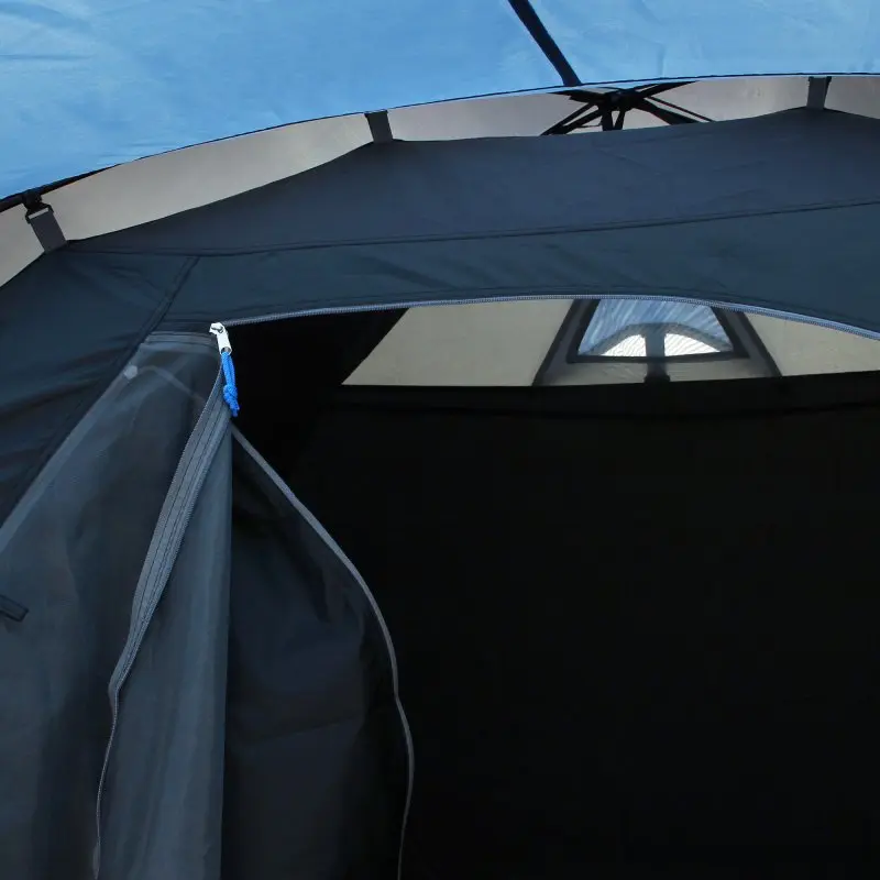 Blau-graues yourGEAR Kuppelzelt Posada 4 für 4 Personen, mit großem Vorbau, seitlichem Eingang, verschließbarem Fenster und Belüftung. Innenansicht mit offenem Eingang und Fenster im Hintergrund.
