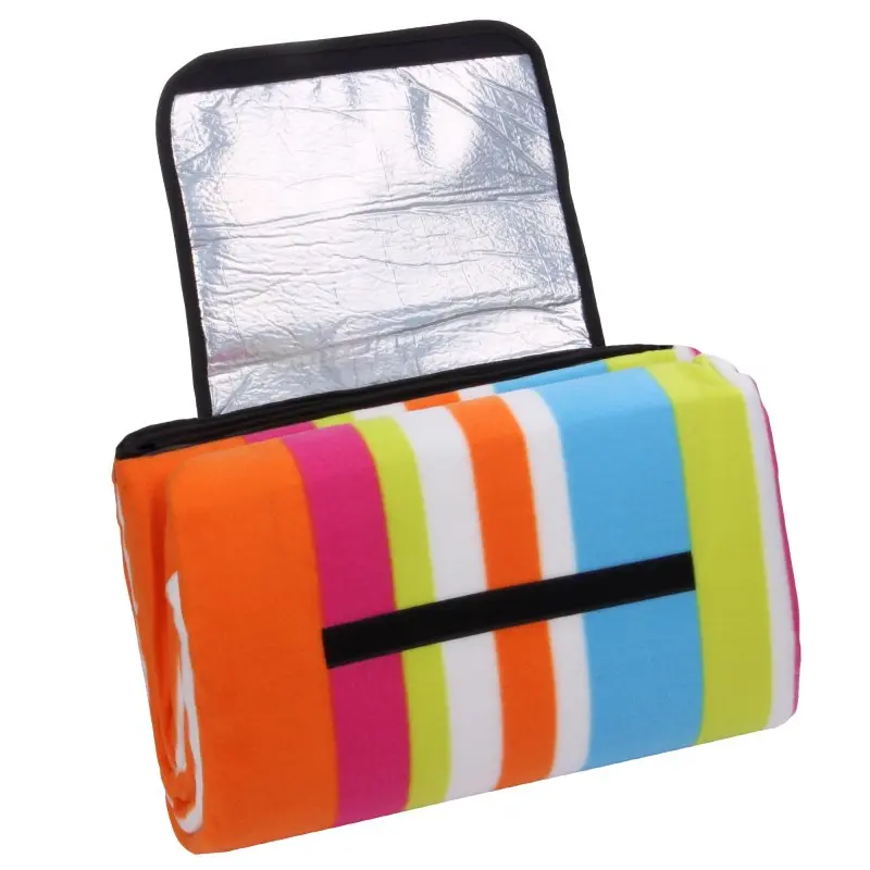 Manta de picnic yourGEAR Stripe XL 200x200cm plegada, con diseño de rayas coloridas, parte superior de forro polar suave y reverso plateado impermeable e aislante, ideal para camping y playa.
