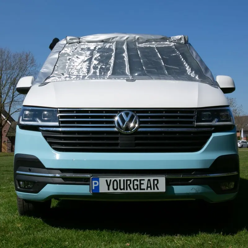 Sonnenschutzmatte your GEAR Sanremo Plus am VW T6 angebracht, silberfarben, deckt die Frontscheibe komplett ab und bietet Sonnen-, Hitze- und Sichtschutz, ideal für Transporter, Caravelle, Multivan und California.