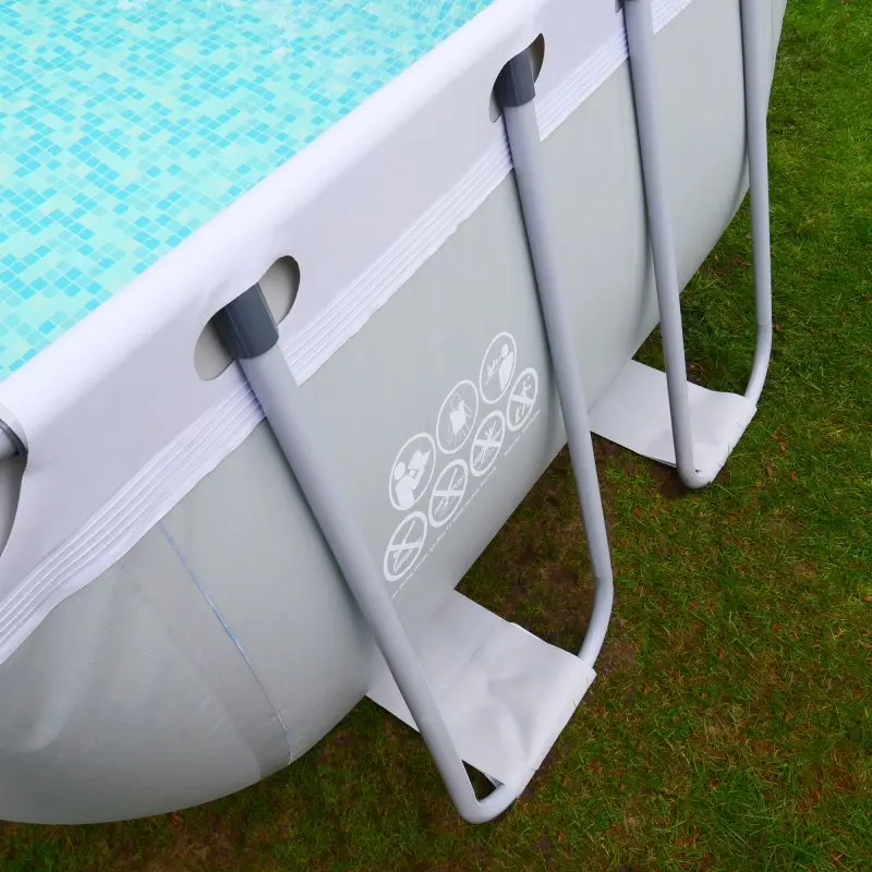 Piscina familiar your GEAR de 3x2x1m con estructura de acero, exterior gris claro, interior con mosaico azul y blanco, revestimiento de vinilo reforzado y patas de soporte sobre césped. Ideal para jardín.